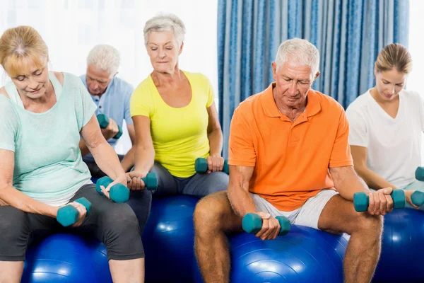 Seniorer med övning boll och vikter — Stockfoto