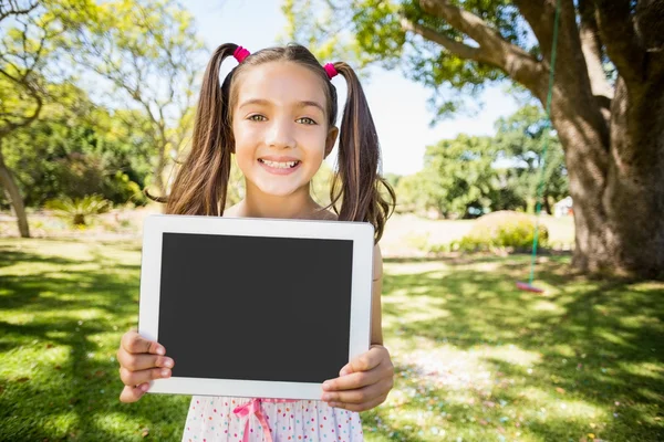 Flicka anläggning tablet i park — Stockfoto