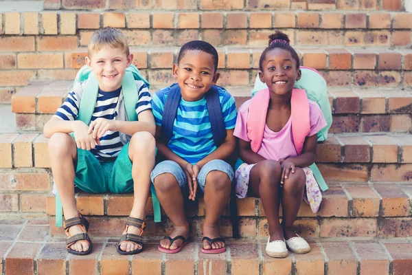Okul çocukları merdivenlerde gülümseyen — Stok fotoğraf