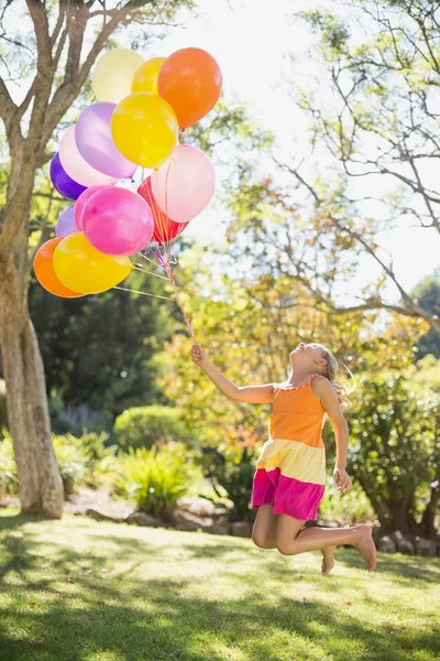 Kız balonlarla oynuyor. — Stok fotoğraf