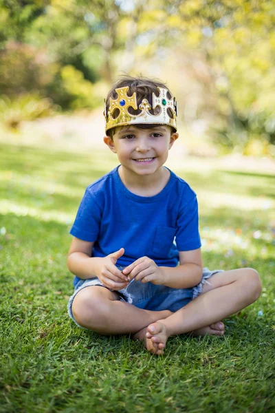 Niño vistiendo una corona y sonriendo —  Fotos de Stock