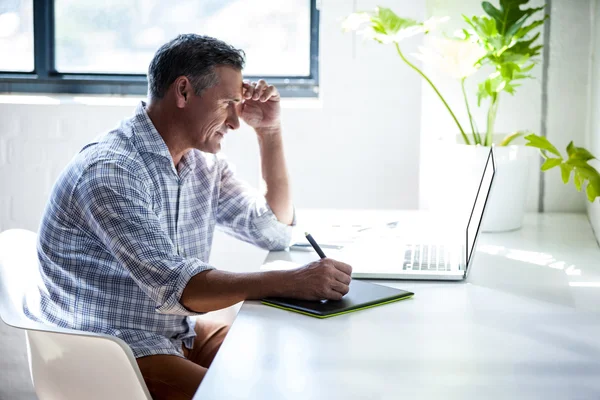 Empresario escribiendo en un bloc de notas — Foto de Stock