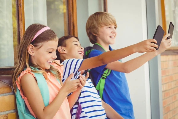 Niños de la escuela tomando selfie — Foto de Stock