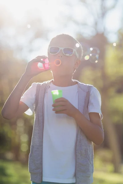 Jongen waait bubbels — Stockfoto