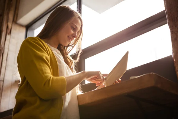 Lachende vrouw met behulp van een Tablet PC — Stockfoto