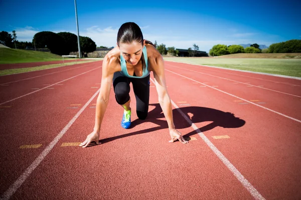 Atleta feminina em posição pronta para correr — Fotografia de Stock