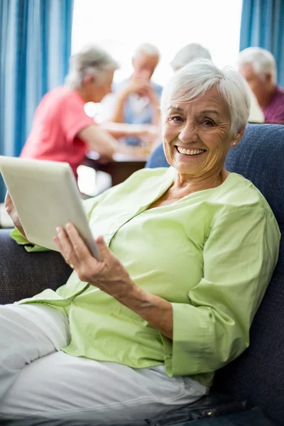 Mulher idosa usando um tablet — Fotografia de Stock