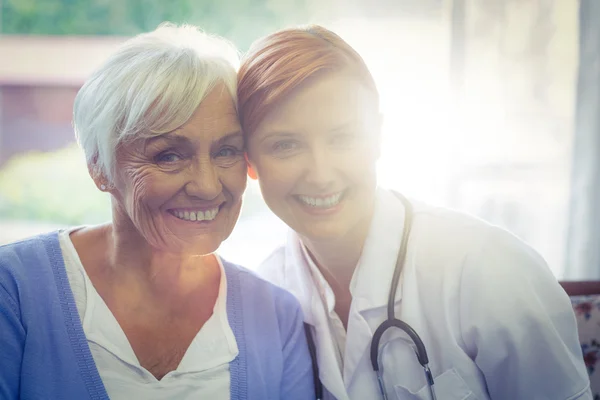 Portret van de glimlachen van arts en patiënt — Stockfoto