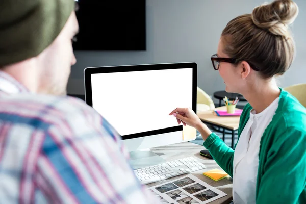 Medarbetare på dator — Stockfoto