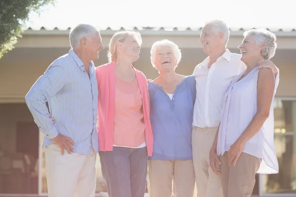 Пожилые люди, стоящие вместе — стоковое фото