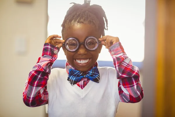 Schulmädchen in Brille lächelt im Klassenzimmer — Stockfoto