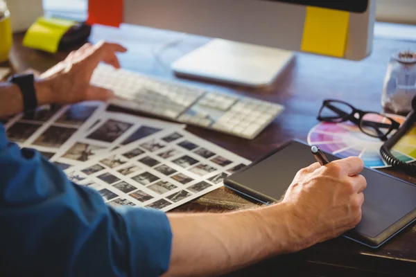 Centrarse en las manos con las manos — Foto de Stock