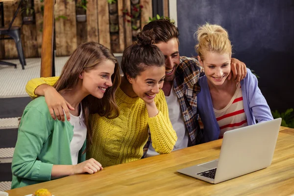 Zâmbind prietenii folosind laptopul împreună — Fotografie, imagine de stoc