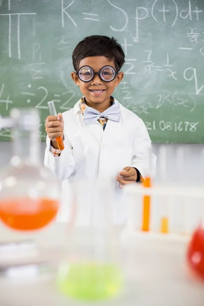 Школьник проводит химический эксперимент — стоковое фото