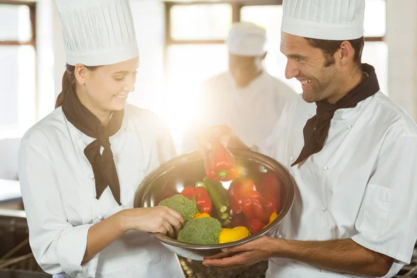 Chefs segurando uma tigela de legumes — Fotografia de Stock