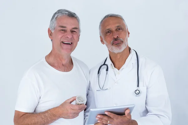 Médico masculino mostrando relatórios médicos — Fotografia de Stock