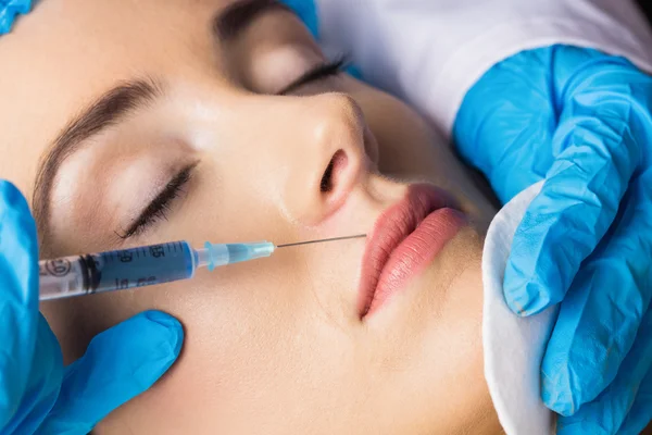 Woman receiving botox injection on lips — Stock Photo, Image