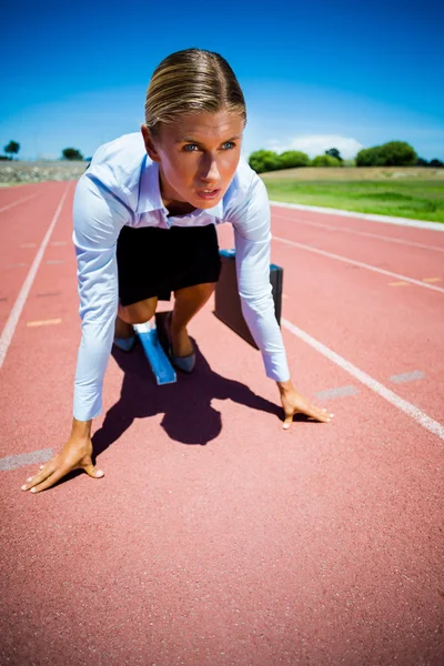 Empresa lista para correr en pista de atletismo —  Fotos de Stock