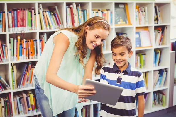 Leraar en school jongen met behulp van Tablet PC — Stockfoto