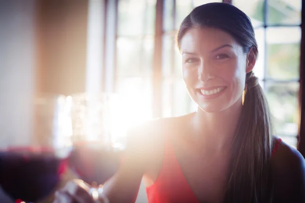 Młoda kobieta opiekania wina szkła — Zdjęcie stockowe