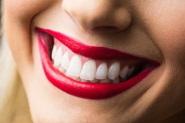 Primer plano de labios con maquillaje — Foto de Stock