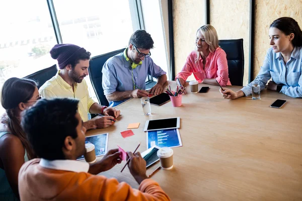 Grupo de diseñadores que trabajan en un proyecto — Foto de Stock