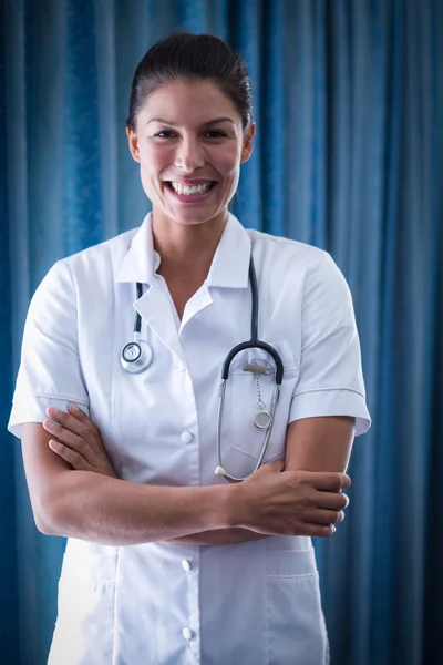 Female doctor standing with arms crossed — Stock Photo, Image