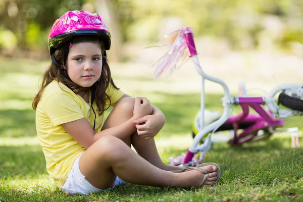 女の子が自転車から落ちて怪我を取得 — ストック写真