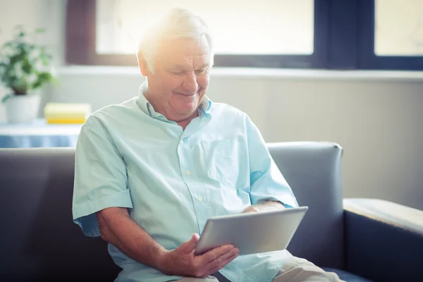 Homme âgé utilisant une tablette numérique — Photo