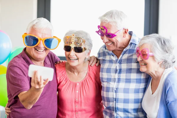 Idosos tirando uma selfie — Fotografia de Stock