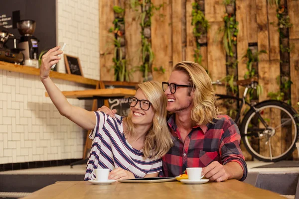 Pareja tomando una selfie — Foto de Stock