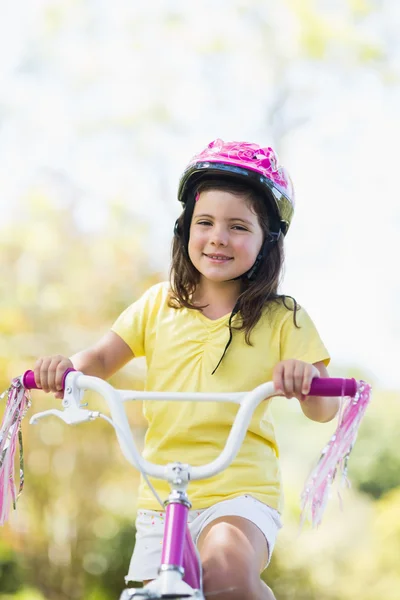 Χαμογελαστό κορίτσι ιππασία ένα ποδήλατο — Φωτογραφία Αρχείου