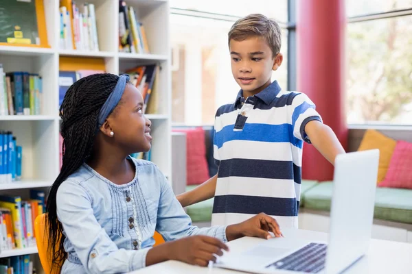 Schüler mit Laptop in Bibliothek — Stockfoto