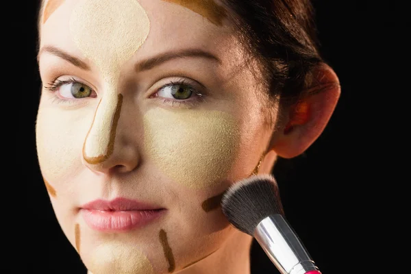 Donna che fa contouring sul suo viso — Foto Stock