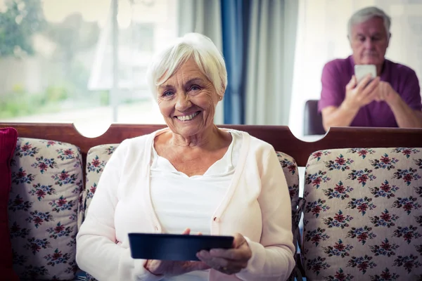 Senior kvinna som använder digitala tabletter — Stockfoto