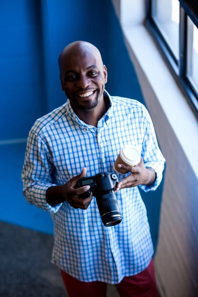 Fotógrafo sorrindo com sua câmera — Fotografia de Stock