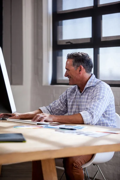 Businessman working on computer — Stock Photo, Image