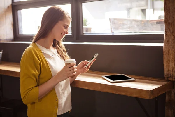 Mujer usando un smartphone —  Fotos de Stock