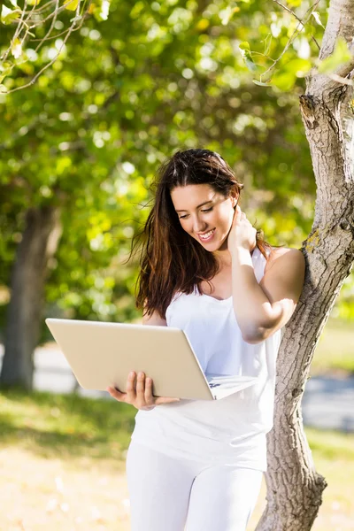 Šťastná žena pomocí notebooku — Stock fotografie