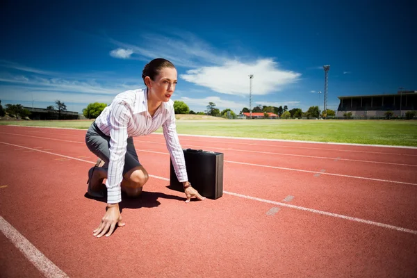 Geschäftsfrau mit Aktentasche in betriebsbereiter Position — Stockfoto