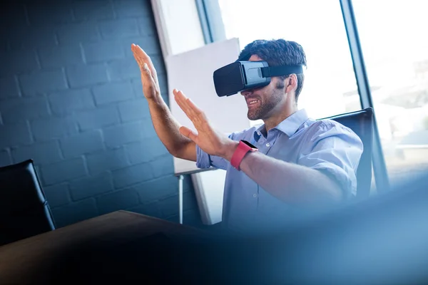Affärsman med hjälp av virtual reality-enhet — Stockfoto