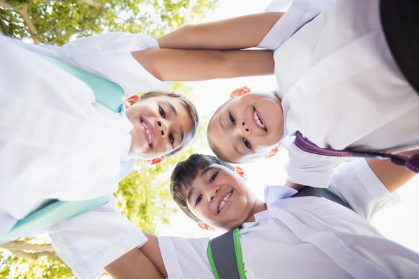 Crianças da escola formando amontoar no campus — Fotografia de Stock