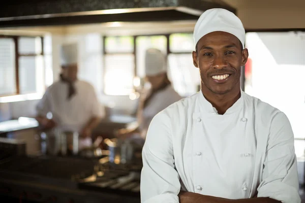 Chef de pé com os braços cruzados — Fotografia de Stock