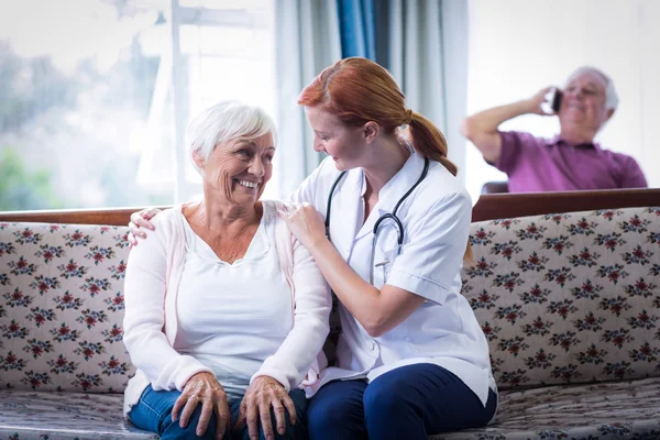 Seniorin und Ärztin interagieren — Stockfoto