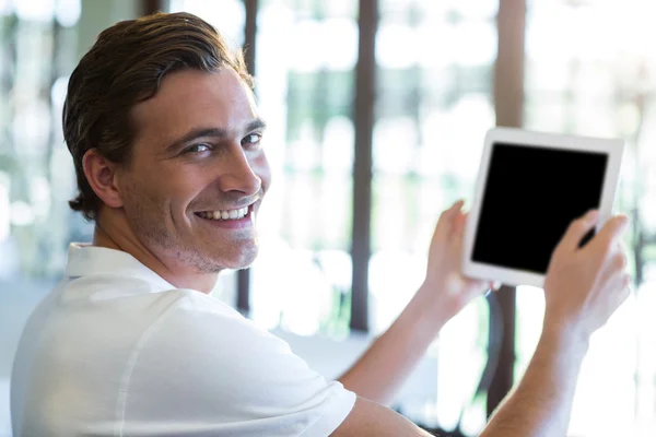 Šťastný člověk pomocí digitálních tablet — Stock fotografie
