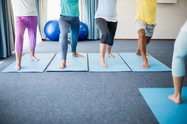 Instructeur uitvoeren van yoga met senioren — Stockfoto