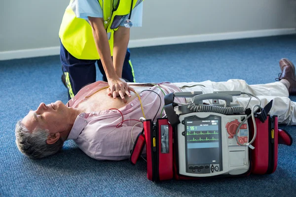 Paramedic using an external defibrillator — Stock Photo, Image