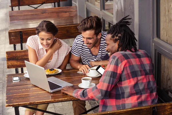 Zâmbind prietenii folosind un laptop — Fotografie, imagine de stoc