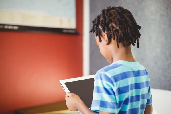 Skolpojke använder tablet — Stockfoto