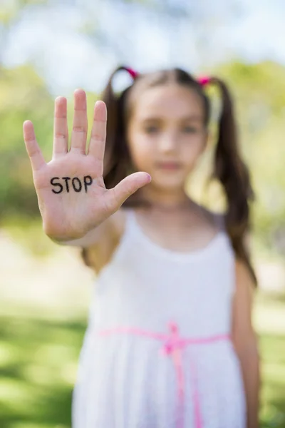 Fille faisant stop signe avec la main — Photo